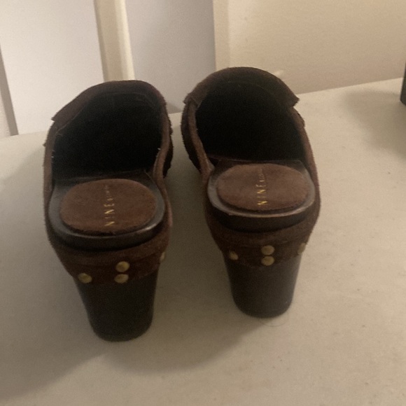 NINE & Company Y2K Brown Suede Clog Sandals W/Metal Rivets & Front Fringe Sz 9.5 - Picture 7 of 10